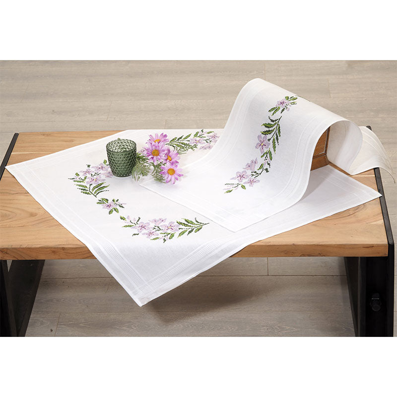 Mitteldecke oder Läufer "Lila Blumenranke"