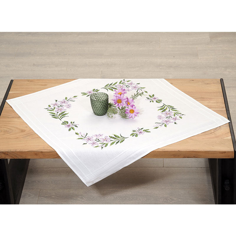 Mitteldecke oder Läufer "Lila Blumenranke"